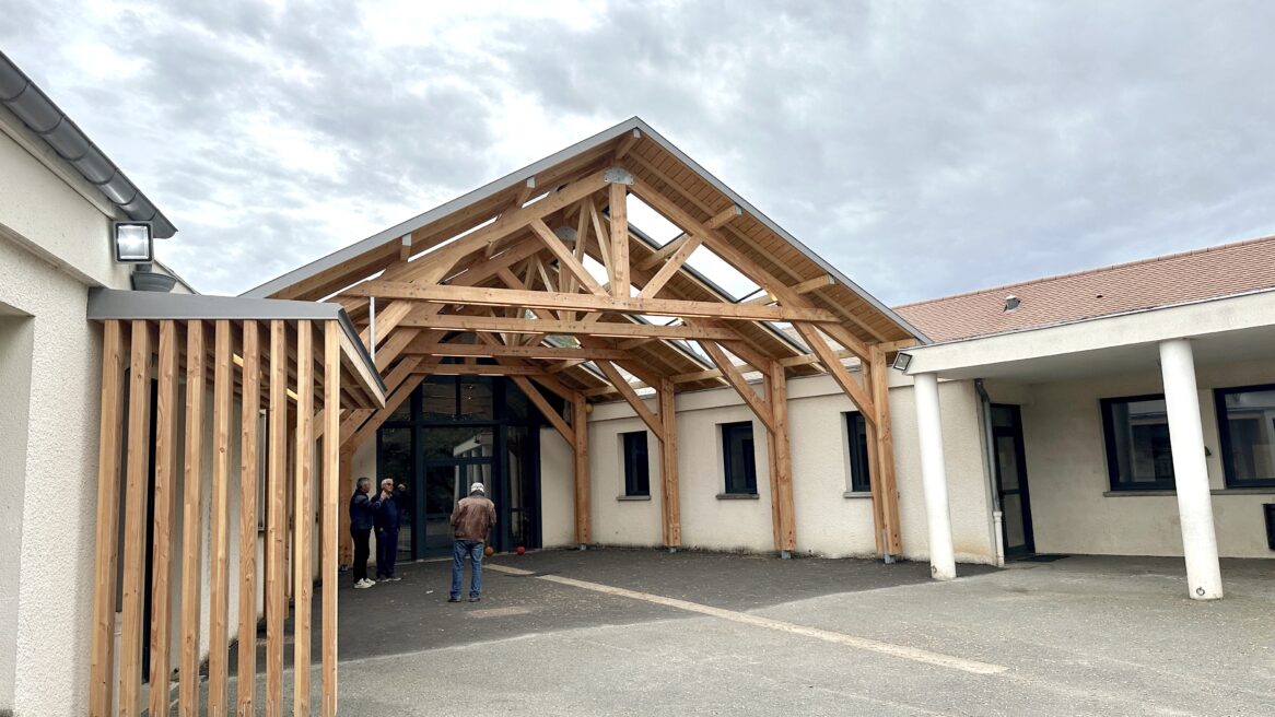 Des auvents pour la cour de l’école élémentaire / MORSANG SUR SEINE (91)